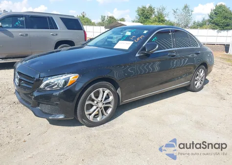 2015 Mercedes-Benz C 300 4Matic z USA, uszkodzony, nr VIN 55SWF4KB5FU070861